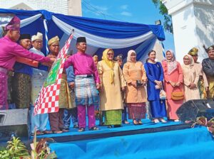 HMR & Marlin Lepas Pawai Budaya HJB Ke-194 dengan Gegap Gempita