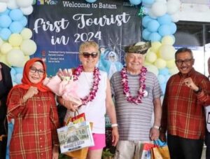 Jefridin Sambut Ida & Peter, Wisatawan Mancanegara Pertama di Batam Tahun 2024