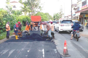Banyak Jalan Berlubang Akibat Hujan, HMR Instruksikan Dinas BM-SDA Lakukan Perbaikan