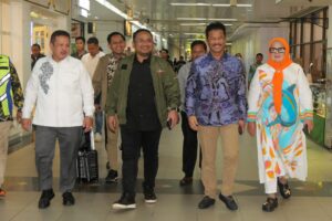 WARTA FOTO: Saling Undang ke Acara NU, Marlin & HMR Antar Gus Men Pulang
