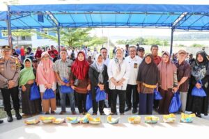 Jefridin Berterima Kasih, Marlin Selalu Ikut Bagikan Sembako hingga ke Belakangpadang