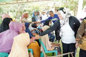 WARTA FOTO: Marlin & Jefridin Blusukan di Galang Sambil Bagikan Sembako Bersubsidi
