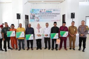 WARTA FOTO: Marlin Serahkan Kartu BPJS Ketenagakerjaan untuk Nelayan Kota Batam