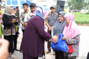 Capai Kesejahteraan Masyarakat, Marlin & Jefridin Bagi 2.450 Paket Sembako di Batuaji
