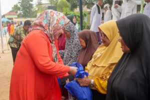 WARTA FOTO: Marlin Bagikan Sembako Bersubsidi di Lima Kelurahan, Lubukbaja