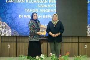 WARTA FOTO: Wagub Marlin Serahkan Laporan Keuangan Pemprov/Pemda di Kepri