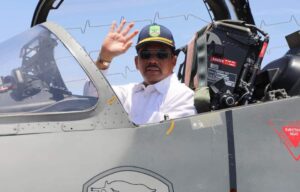 Melihat Gaya Jokowi, SBY, & HMR Saat Naik Pesawat Tempur: Keren juga Gagah!