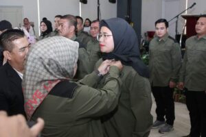 Marlin Sematkan Pin kepada Rani, saat Pelantikan Ketua & Pengurus KONI Kota Batam