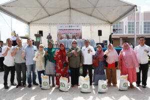Marlin & Jefridin Serahkan 7.640 Kilogram Beras untuk 764 KK Warga Kelurahan Sambau