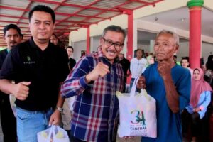 Bersama Jefridin, Central Group Bagikan 420 Paket Sembako untuk Warga Patamlestari