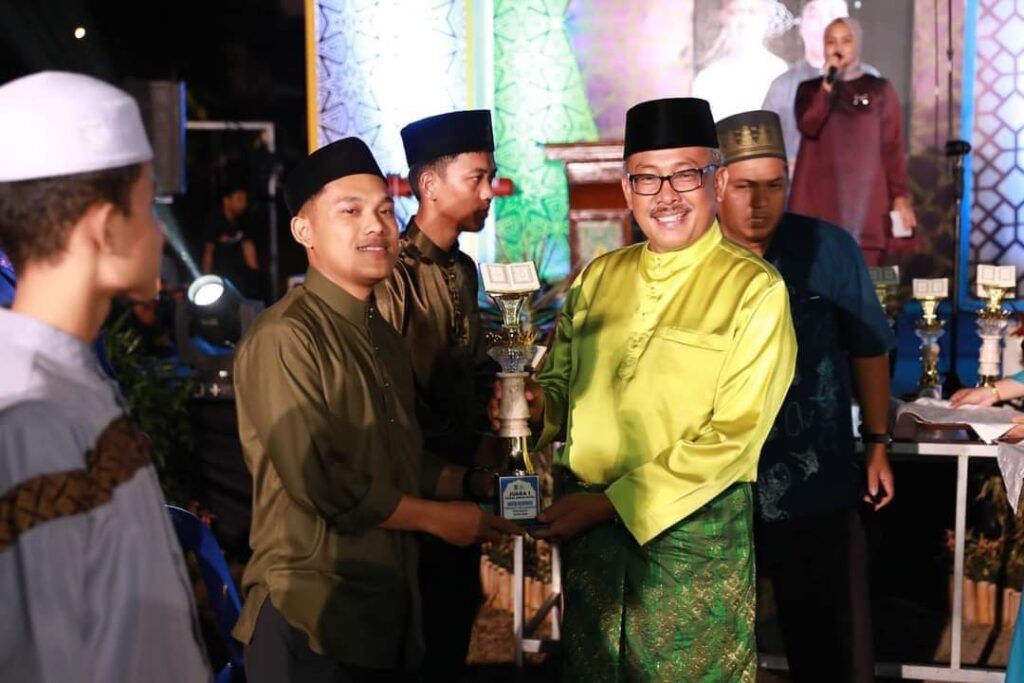 Tanjungpinggir Jadi Juara Umum MTQH Kecamatan Sekupang, Jefridin Serahkan Piala