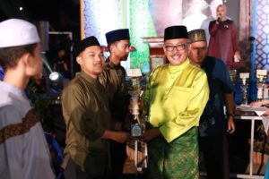 Tanjungpinggir Jadi Juara Umum MTQH Kecamatan Sekupang, Jefridin Serahkan Piala