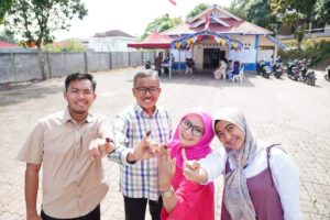 Salam Ceria Jefridin & Keluarga Pamer Jari Usai Nyoblos Bareng di TPS 14 Patamlestari