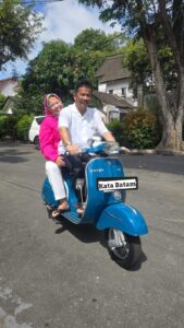 WARTA FOTO: Aksi Unik HMR & Marlin Saat Nyoblos: Boncengan Naik Vespa Jadul ke TPS