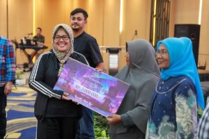 WARTA FOTO: Marlin & HMR Bagikan Insentif Ketua RT/RW di Lubukbaja & Seibeduk