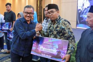 Dari Pagi ke Malam, dari Lubukbaja ke Seibeduk, Jefridin Serahkan Insentif RT/RW