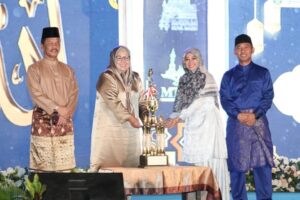 Bunda Marlin Serahkan Piala untuk Nongsa: Juara Bazar TP-PKK MTQH Ke-32 Kota Batam