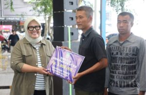 WARTA FOTO: Bersama HMR, Bunda Marlin Serahkan Insentif Ketua RT/RW di Sagulung