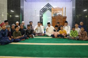 Membingkai Keakraban Jefridin & Anak-anak Usai Tarawih Perdana di Masjid Baiturrahman