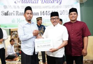 SAFARI RAMADAN: Di Piayu, Jefridin Bagi Bantuan Rp75 Juta untuk Masjid Nurul Jannah