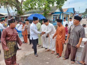 SAFARI RAMADAN: Datang ke Pulau Buluh, HMR Serahkan Bantuan Karpet & Uang Tunai