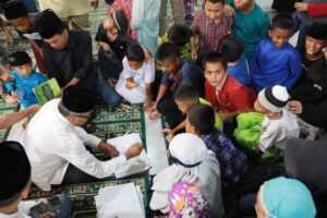 SAFARI RAMADAN: Kala Pejabat Teras Pemko Batam Duduk Lesehan Layani Warga