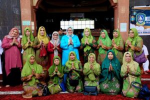 KATA FOTO: Tua Muda Bahagia ikut Marlin Safari Duha di Masjid Al Barkah, Baloipersero