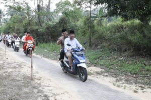 SAFARI RAMADAN: Rindu Bertemu Warga Airraja, HMR Naik Motor ke Masjid Al Hidayah