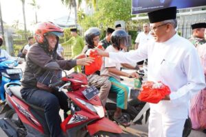 Para Pengguna Jalan pun Tersenyum Terima Takjil dari Jefridin dan Forkopimda Batam