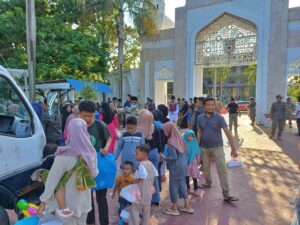 KATA FOTO: Warga Berangsur Memadati Engkuputri untuk Buka Bersama HMR & Marlin