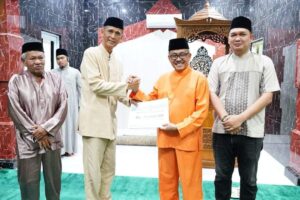 SAFARI RAMADAN: Serahkan Rp50 Juta, Jefridin Ingin Pembangunan Masjid Dilanjutkan