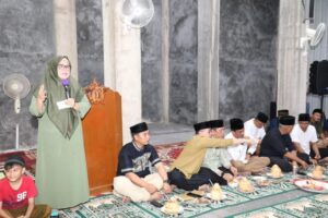 KATA FOTO: Suka Cita Pengurus Masjid Darul Muttaqin saat Marlin Naikkan Bantuan