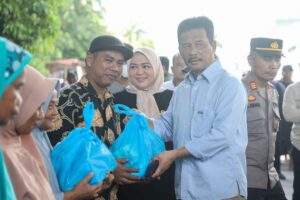 Lihatlah Keikhlasannya: HMR & Marlin Bagikan 1.500 Paket Bahan Pokok Gratis