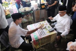 Jefridin Makan Sate Padang Bareng Menteri Sandiaga di Stan Batam Wonderfood Ramadan
