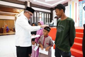 Jefridin Buka Puasa & Serahkan Santunan kepada Ribuan “Pahlawan” Kebersihan Batam