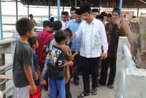 SAFARI RAMADAN: Ciptakan Pemerataan, HMR Disambut Antusias Warga Pulau Pecung