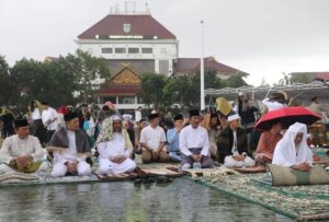 Tanpa Pelindung, HMR Tuntaskan Salat Id Meski Dataran Engku Putri Diguyur Hujan