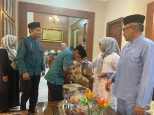 Dari Pagi Sampai Malam, Kediaman Jefridin Diserbu Warga yang Ingin Halal Bihalal