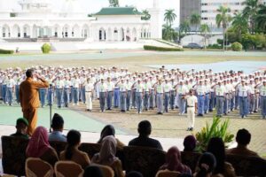 Jefridin Sematkan Pin Tanda Dimulainya Seleksi Paskibraka Tingkat Kota Batam