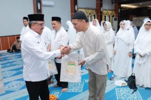 Lepas Jemaah Calon Haji dari Dinas Pendidikan, Jefridin Titip Doa untuk Batam