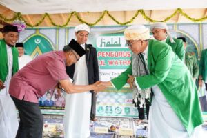 Santunnya Adab Jefridin kepada Ulama saat Halal Bihalal Ponpes Nahdlatul Wathan Batam