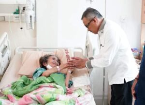 Doa Jefridin Lirih saat Jenguk Nurida, Guru SMPN 6 Batam yang Terbaring Sakit di RSBP