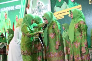 KATA FOTO: Lautan Hijau, Khofifah Lantik Marlin Sebagai Ketua PW Muslimat NU Kepri