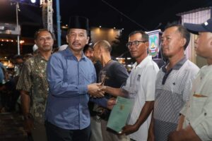 Warga Kampung Tua Tembesi Lestari Bahagia Menerima Sertifikat Tanah dari HMR