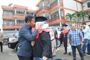 Kecupan Mesra & Karangan Bunga dari HMR Sambut Marlin Usai Wisuda S1 Unrika