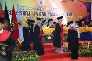 KATA FOTO: Intip Momen Wisuda S1 Marlin, HMR Umbar Kemesraan hingga Bikin Romantis