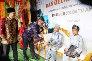 Dekatkan Budaya Melayu, Jefridin Tunjuk Ajar Tepuk Tepung Tawar kepada Murid SD