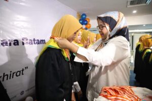 KATA FOTO: Apresiasi Tinggi Wagub Marlin untuk Guru & Murid di Wisuda SD Juara Batam