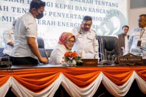 KATA FOTO: Wagub Marlin Aktif Bahas Ranperda BUMD Energi dengan DPRD Kepri