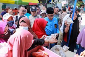 Jefridin Blusukan ke Pasar Murah Sagulung & Batuaji, demi Pastikan Warga Terbantu